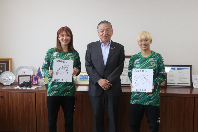 写真　サイン色紙を手に集合写真