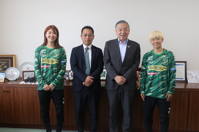 写真　左から西川彩華選手、中村考昭代表取締役社長、阿部市長、菅野奏音選手