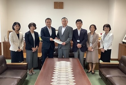 議会の評価を議長から市長へ手渡した際の様子