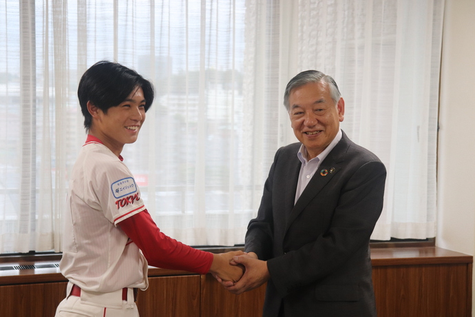 固い握手を交わす川島選手と阿部市長