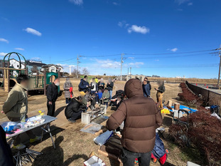 かまどベンチで焚き火体験の様子