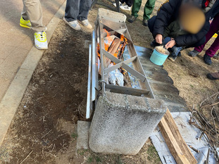 かまどベンチで焚き火体験の様子