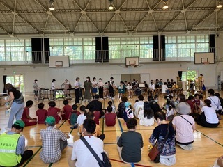 写真：ミニプロジェクト「笑顔の挨拶で楽しさ一杯」の様子