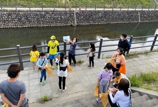 写真：幸せの多摩拾いの様子