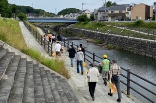 写真：幸せの多摩拾いの様子