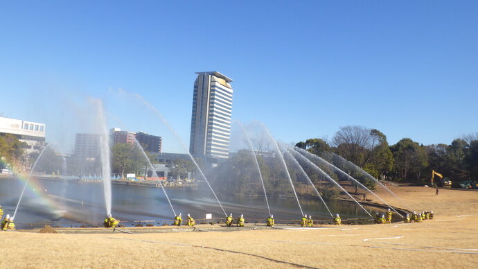 出初式での一斉放水