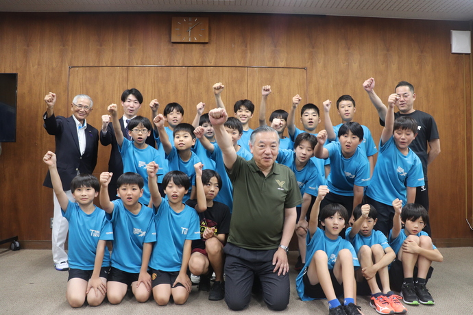 多摩ハンドボールクラブの皆さん、多摩市体育協会宮﨑会長、阿部市長