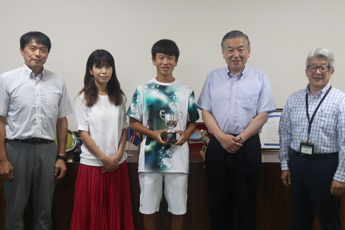 川口選手、川口選手お母さま、落合中権藤校長、千葉教育長