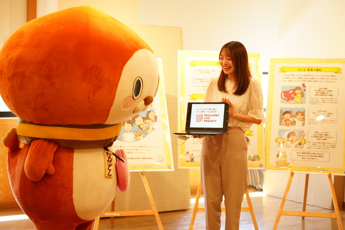 レジリエントライフプロジェクトをながどんに紹介している様子