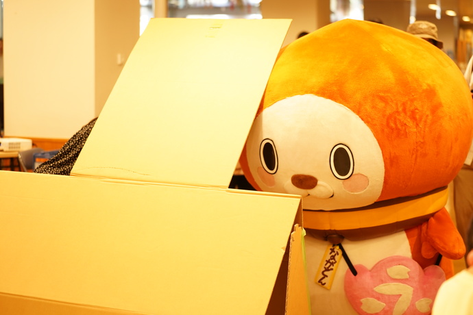 テントに入ろうとするながどん