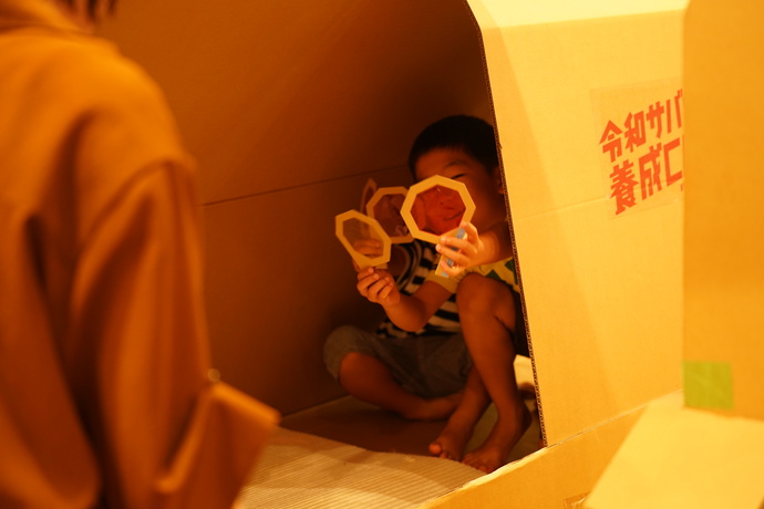 テントの入り口で遊ぶ男の子