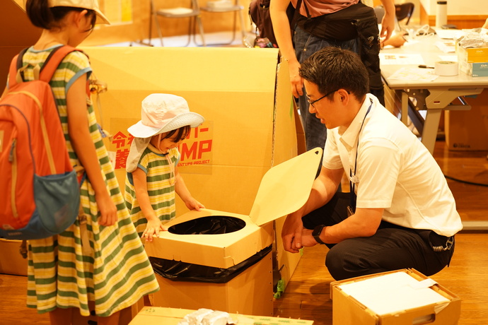 トイレの紹介をする職員