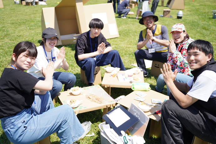 キャンプを楽しむ参加者