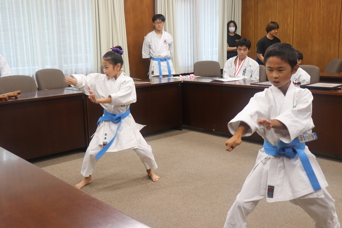 峯岸選手と小澤選手が型を披露している様子