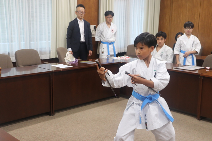 笹原和夏選手が型を披露している様子