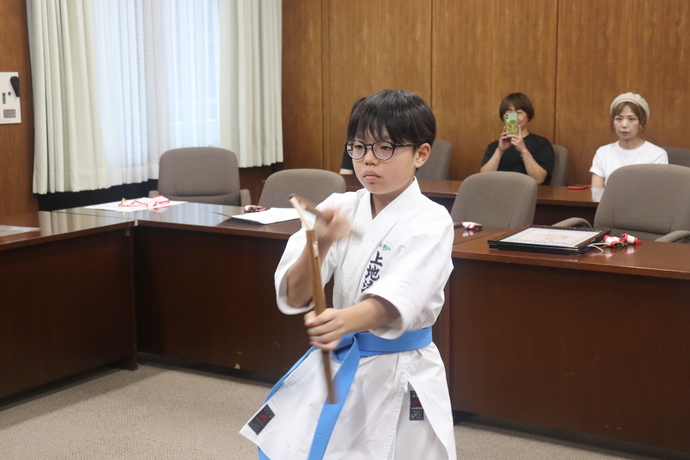 由良泰羅選手が型を披露している様子