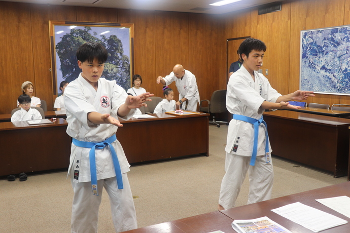 斎藤選手と栗山選手が型を披露する様子