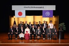 市民表彰受賞者と市長の記念撮影