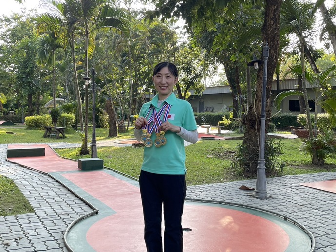 メダルを掲げる越村選手