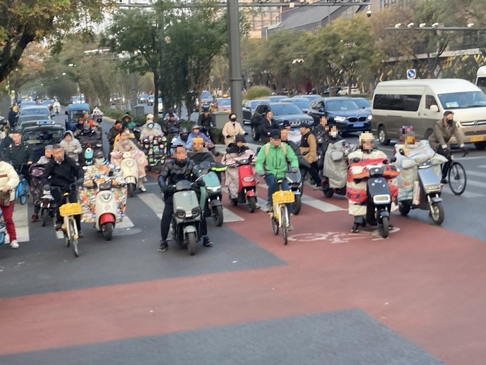 写真：交通量が多い道路の様子