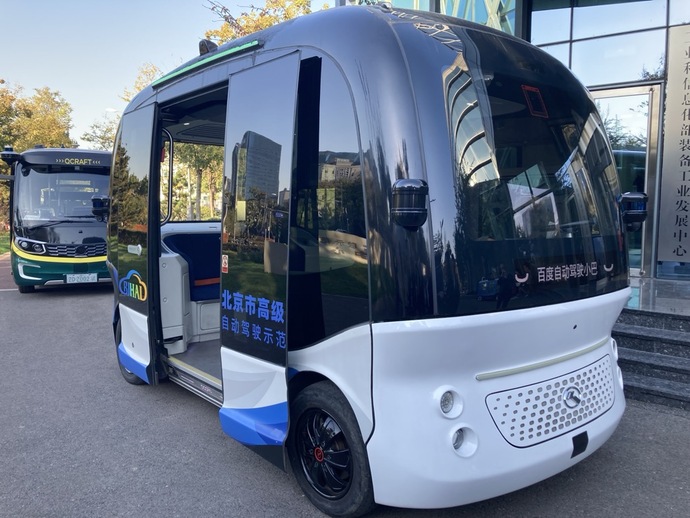 写真：完全自動運転小型バス