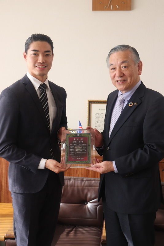 多摩市長より多摩市民表彰盾授与