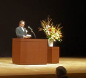 議長から祝辞を頂戴している様子