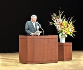 多摩市長が式辞を述べる様子