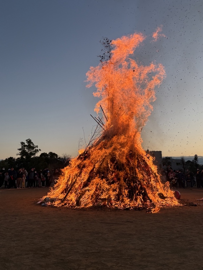 写真：東落合小学校でのどんど焼きの様子