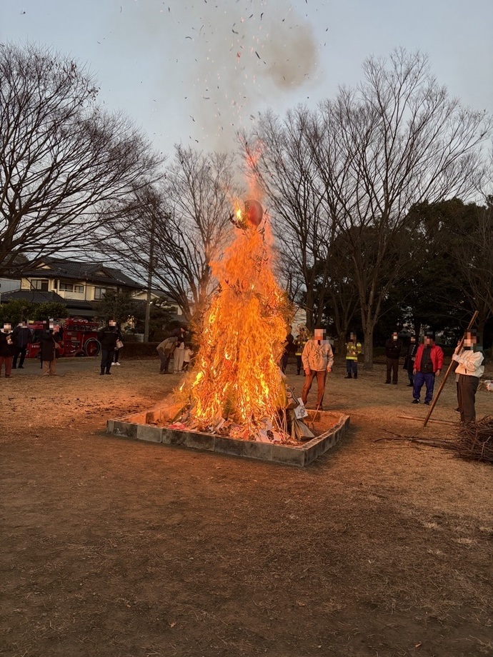 写真：唐木田公園でのどんど焼きの様子(2)