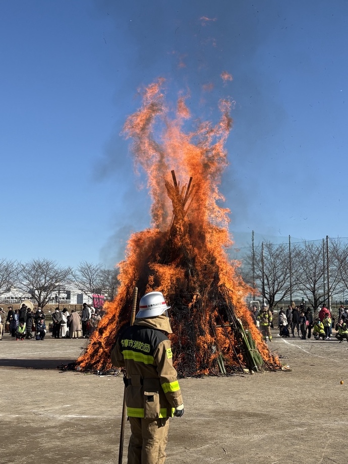 写真：多摩第一小学校でのどんど焼きの様子(2)