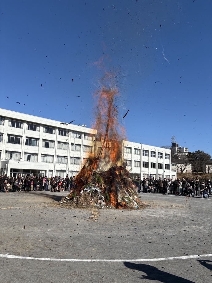 写真：瓜生小学校でのどんど焼きの様子(2)