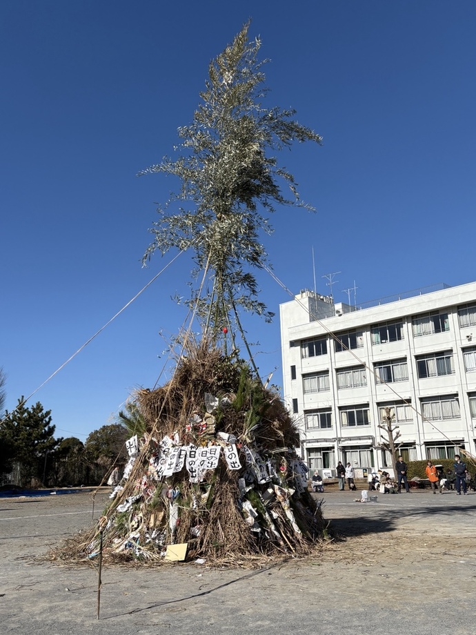 写真：瓜生小学校でのどんど焼きの様子(1)