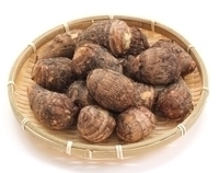 カゴに盛った里芋のイメージ写真