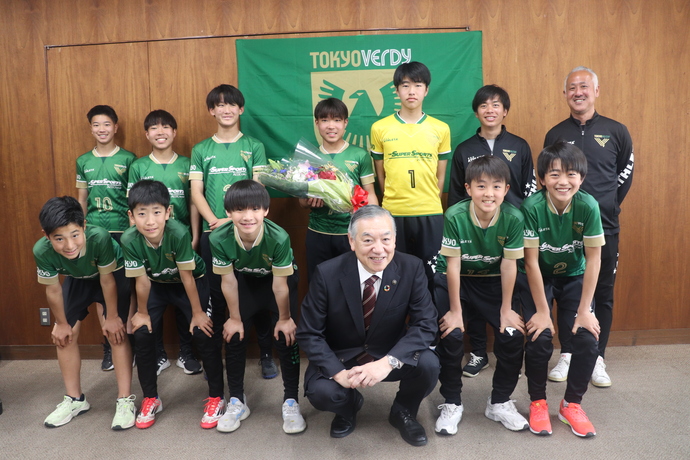 写真：市長と東京ヴェルディジュニアの選手、監督、コーチが並んで写真を撮っている様子