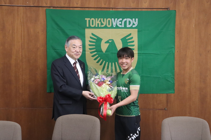 写真：東京ヴェルディジュニア山本選手が市長より花束をもらっている様子