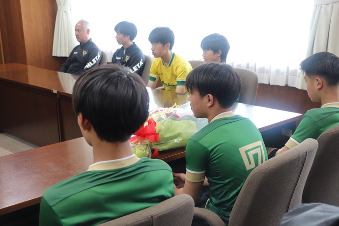 写真：東京ヴェルディジュニアの皆さんが机を囲んで市長の話を聞いている様子