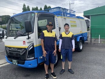 ごみ収集車とスタッフの写真