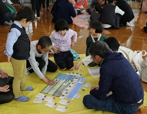 カードゲームで遊ぶ子供達の写真