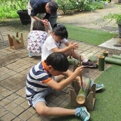 竹の工作をしている子ども達の写真