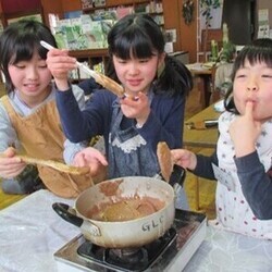 木の実を使った料理実習の写真