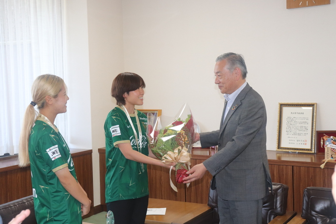 写真　選手に花束を渡す阿部市長