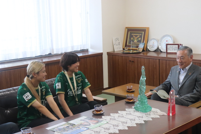 写真　左：木村選手　中央：岩崎選手　右：阿部市長