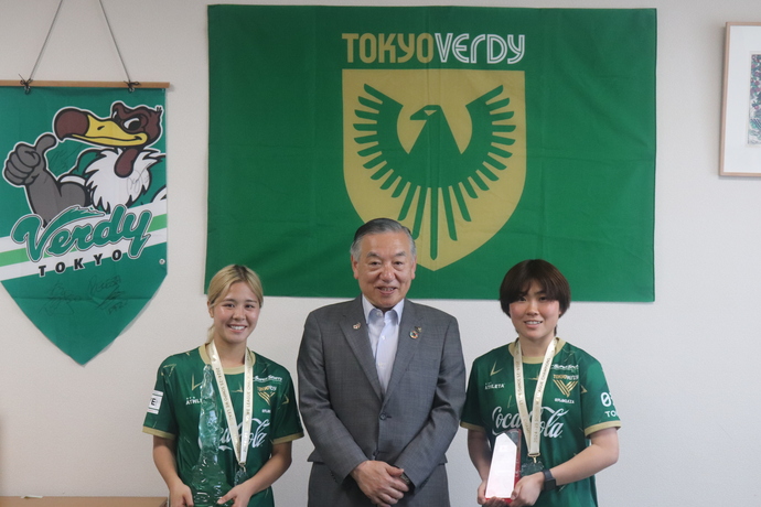 写真　木村選手、岩崎選手、市長のでスリーショット