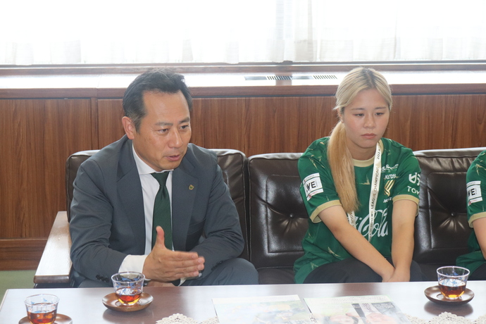 写真　優勝への想いを語る中村代表取締役社長