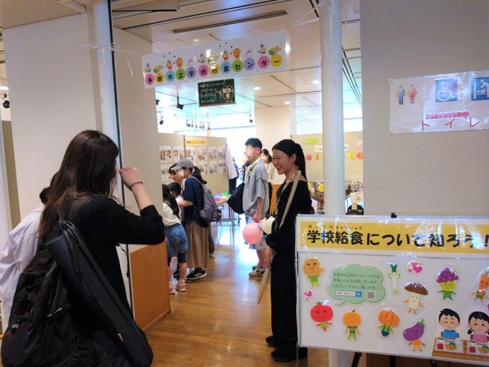 給食センターブース入口の写真