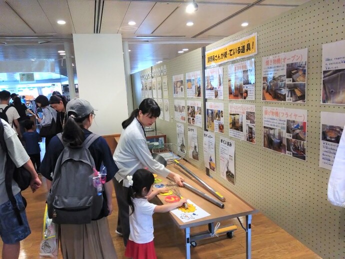 給食センターの大きな調理器具に触れるお子様