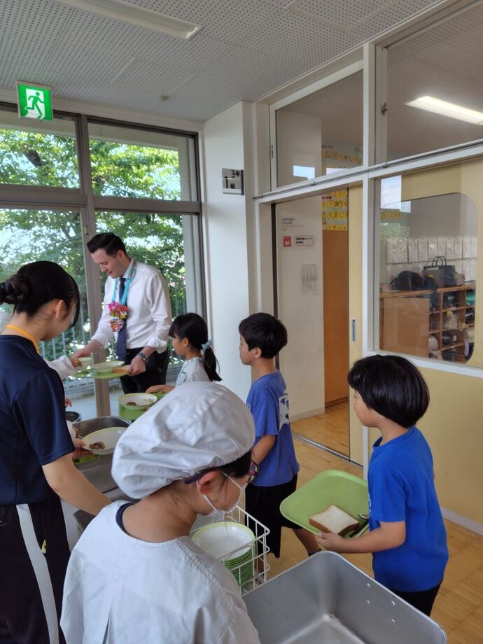 給食の配膳を受ける駐日アイスランド大使館の職員