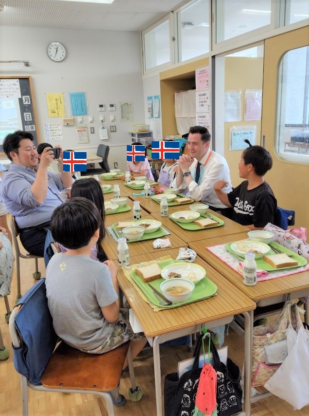 アイスランド駐日大使館の職員が給食を食べている様子