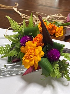 グリーンライブセンターに咲く花で作った花飾りの写真